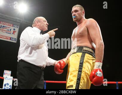 Tyson Fury (short d'or) bat John McDermott pour gagner le titre de boxe à fort poids anglais au Centre Brentwood, dans l'Essex, promu par Frank Maloney Banque D'Images