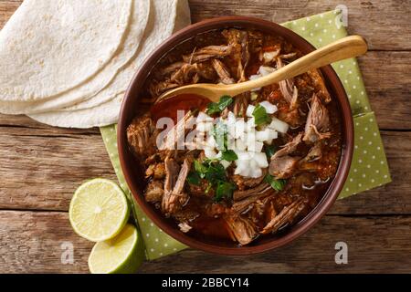 Birria est un plat mexicain est un ragoût épicé, traditionnellement fait de la viande de chèvre près dans un bol sur la table. Vue de dessus horizontale Banque D'Images