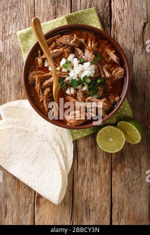 Birria de Res est un ragoût mexicain traditionnel, la nourriture parfaite de confort avec des saveurs riches et audacieuses se rapprocher dans un bol sur la table. Vue de dessus verticale depuis un Banque D'Images