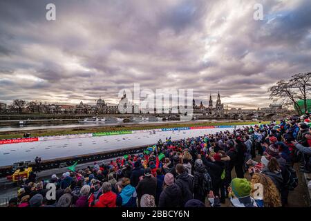 Les gens qui regardent la coupe du monde de ski de fond FIS sur les rives de la rivière Elbe, l'horizon de la ville baroque au loin Banque D'Images