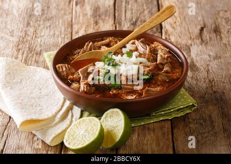 Savoureux Birria de Res épicé à partir de la viande de bœuf lentement rasée près dans un bol sur la table. Horizontal Banque D'Images