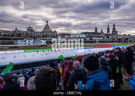 Les gens qui regardent la coupe du monde de ski de fond FIS sur les rives de la rivière Elbe, l'horizon de la ville baroque au loin Banque D'Images