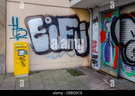 Essen, région de la Ruhr, Rhénanie-du-Nord-Westphalie, Allemagne - graffitis sur un mur de maison dans le centre-ville d'Essen. Essen, Ruhrgebiet, Nordrhein-Westfalen, Allemagne Banque D'Images