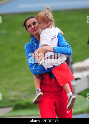 Anna Chicherova de Russie avec sa fille Nika après avoir participé à la finale du haut saut féminin le huitième jour des Championnats mondiaux d'athlétisme de l'IAAF 2013 au stade Luzhniki à Moscou, Russie. Banque D'Images