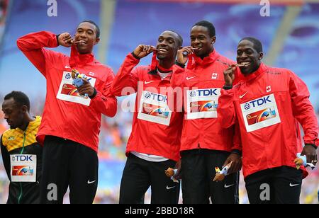 Les Dontae Richards-Kwok, Gavin Smellie, Aaron Brown et Judyn Warner du Canada célèbrent la médaille de bronze des 4 x 100 mètres Banque D'Images