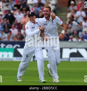 Stuart Broad, Angleterre, célèbre avec Joe Root (à gauche) après avoir pris le cricket du capitaine australien Michael Clarke au cours du deuxième jour du quatrième match test d'Investec Ashes à l'Emirates Durham ICG, Durham. Banque D'Images