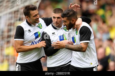 Bradley Johnson (à droite) de Norwich City célèbre son but avec Russell Martin (à gauche) et Gary Hooper (au centre) Banque D'Images