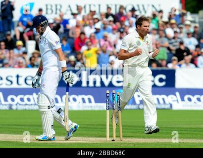 Ryan Harris, de l'Australie, célèbre la participation au cricket de Joe Root (à gauche) de l'Angleterre au cours du troisième jour du quatrième match d'essai Investec Ashes à l'Emirates Durham ICG, Durham. Banque D'Images