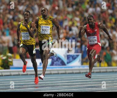 Le boulon Usain de la Jamaïque traverse la ligne en premier pour remporter la finale de 100 m pour les hommes de Justin Gatlin (à droite) des États-Unis le deuxième jour des Championnats mondiaux d'athlétisme de l'IAAF 2013 au stade Luzhniki à Moscou, en Russie. Banque D'Images