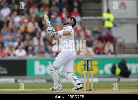 Le batteur d'Angleterre Matthew Prior est sorti en Australie le joueur d'équipe Peter Siddle au cours du quatrième jour du troisième match d'essai Investec Ashes au Old Trafford Cricket Ground, Manchester. Banque D'Images