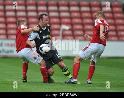 Charlie Adam (centre) de Stoke City lutte avec Adrian Cieslewicz et Andy Bishop de Wrexham Banque D'Images