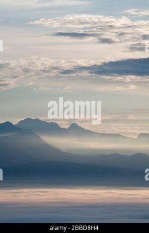 L'aube au-dessus de la brume a enveloppé le bassin de Ljubljana, Tehovec, Slovénie, Europe Banque D'Images