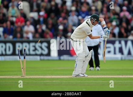 Michael Clarke, de l'Australie, est sorti sous l'égide de Stuart Broad, en Angleterre, au cours du quatrième jour du quatrième match d'essai Investec Ashes à l'Emirates Durham ICG, Durham. Banque D'Images