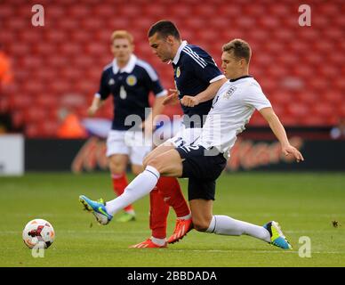 John Stones (à droite) de l'Angleterre et Tony Watt (à gauche) de l'Écosse se battent pour le ballon. Banque D'Images