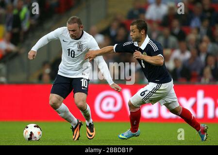 Wayne Rooney (à gauche) et la bataille de Shaun Maloney en Écosse pour le ballon Banque D'Images