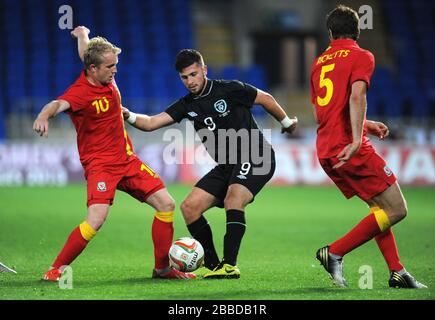 Pays de Galles Sam Ricketts (à droite) et Jonathan Williams (à gauche) Challenge République d'Irlande Shane long (au centre) pour la balle pendant l'accueil international au stade de Cardiff City Stadium, Cardiff. Banque D'Images