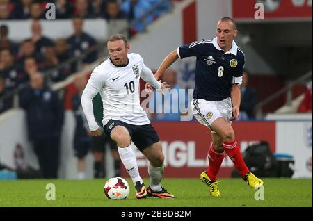 Wayne Rooney (à gauche) et la bataille de Scott Brown en Écosse pour le ballon Banque D'Images