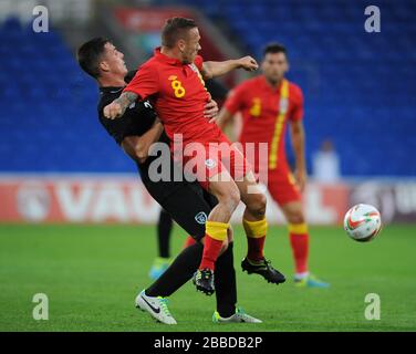 Pays de Galles Craig Bellamy (à droite) et Ciaran Clark (à gauche), de la République d'Irlande, se battent pour la balle pendant l'International friendly au Cardiff City Stadium, à Cardiff. Banque D'Images