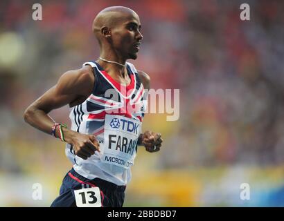 Mo Farah de Grande-Bretagne sur son chemin vers l'or lors de la finale masculine de 5000 m le septième jour des Championnats mondiaux d'athlétisme de l'IAAF 2013 au stade Luzhniki à Moscou, Russie. Banque D'Images