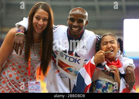 Mo Farah de Grande-Bretagne pose avec sa femme Tania et sa fille Rihanna après avoir remporté les 5 000 mètres pour les hommes au septième jour des Championnats mondiaux d'athlétisme de l'IAAF 2013 au stade Luzhniki à Moscou, Russie. Banque D'Images