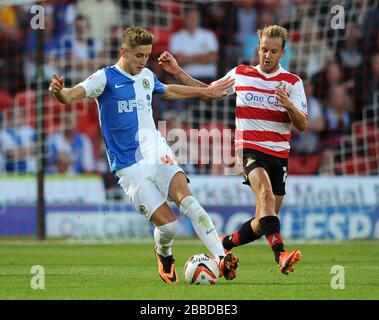 James Coppinger (à droite) et Tom Cairney (à gauche) de Blackburn Rovers combattent le ballon. Banque D'Images