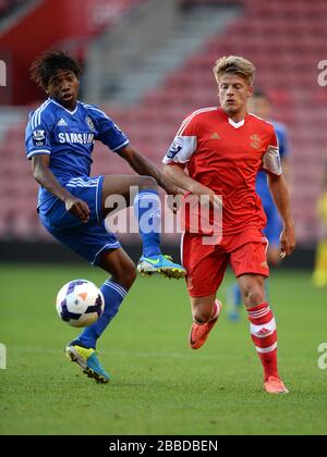 La Lamisha Musonda de Chelsea (à gauche) et la bataille de Lloyd Isgrove de Southampton pour le ballon Banque D'Images