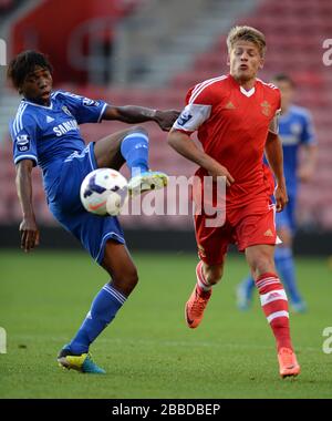 La Lamisha Musonda de Chelsea (à gauche) et la bataille de Lloyd Isgrove de Southampton pour le ballon Banque D'Images