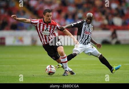 Stephen McGinn de Sheffield United (à gauche) et Jamal Campbell-Ryce (à droite) du comté de Notts pour la balle Banque D'Images