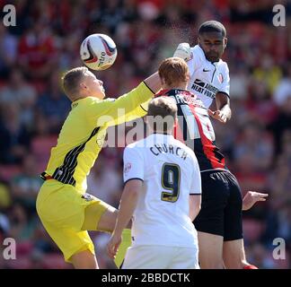 Le gardien de but d'AFC Bournemouth Ryan Allsop parvient à empêcher Charlton Athletic's Callum Harriott de marquer à partir d'un en-tête Banque D'Images