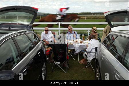 Les amateurs de course à la zone de pique-nique de 3 Furlong, alors que les coureurs vont à la poste pour les prises Sprint des Robins Farm Racing Stewards au cours du cinquième jour du glorieux festival Goodwood 2013 à l'hippodrome de Goodwood Banque D'Images