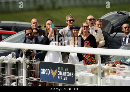 Les amateurs de course regardent alors qu'ils pique-niquent dans le parking pendant le cinquième jour du glorieux festival Goodwood 2013 à l'hippodrome de Goodwood Banque D'Images