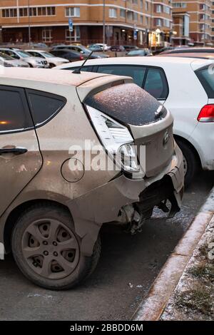 Moscou, Russie - 29 décembre 2019: Hyundai Solaris voiture après l'accident, pare-chocs cassé gros plan vertical. Broken Hyundai, une voiture coréenne crash avec un Banque D'Images