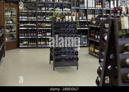 Moscou, Russie - 6 janvier 2020: Cave à vin, bouteilles de vin de raisin sont sur les étagères, un magnifique support triangulaire pour les bouteilles d'alcool. Supermark Banque D'Images