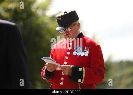 Un pensionné de Chelsea vérifie la carte de course au cours du quatrième jour du glorieux festival Goodwood 2013 à l'hippodrome de Goodwood Banque D'Images