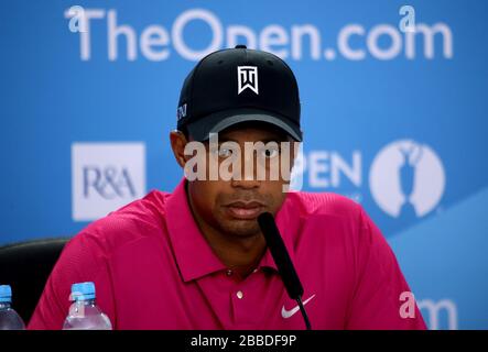 Tiger Woods aux États-Unis parle lors d'une conférence de presse au cours de la troisième journée de pratique pour le championnat ouvert 2013 au club de golf de Muirfield, East Lothian Banque D'Images