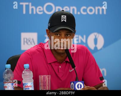 Tiger Woods aux États-Unis parle lors d'une conférence de presse au cours de la troisième journée de pratique pour le championnat ouvert 2013 au club de golf de Muirfield, East Lothian Banque D'Images