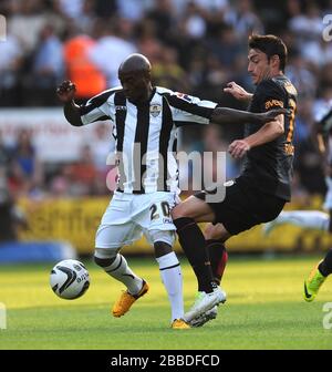 Jamal Campbell-Ryce du comté de Notts (à gauche) et Albert Riera (à droite) de Galatasary pour la balle. Banque D'Images