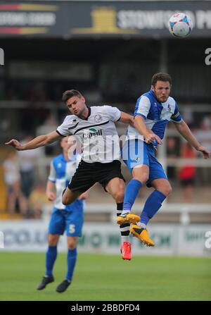 Tom Parkes de Bristol Rovers remporte le titre sur le Sam Smith de Hereford United (à gauche), pendant la période pré-saison à Edgar Street, Hereford . Banque D'Images