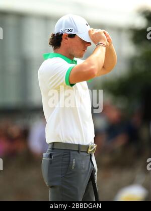 Le Rory McIlroy de l'Irlande du Nord semble déjecté au cours du premier jour du championnat ouvert 2013 au club de golf de Muirfield, East Lothian Banque D'Images