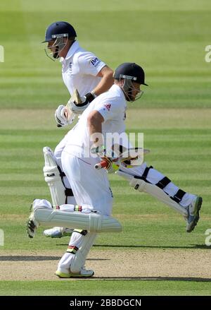 Johnny Bairstow (à gauche) et Ian Bell, en Angleterre, ont fait le premier jour du deuxième test Investec Ashes au Lord's Cricket Ground, à Londres. Banque D'Images