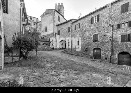 Belle vue sur la place Piazza del Campanile et le centre historique de Montemerano, Grosseto, Toscane, Italie, en noir et blanc Banque D'Images
