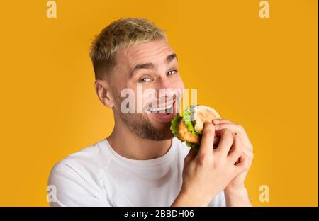 Un homme ridicule et mignon aime la restauration rapide, l'espace libre Banque D'Images