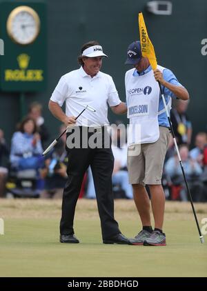 Phil Mickelson, des États-Unis, célèbre son birdie le 18 avec le caddie Jim Mackay au cours du quatrième jour du championnat ouvert 2013 au club de golf de Muirfield, East Lothian Banque D'Images