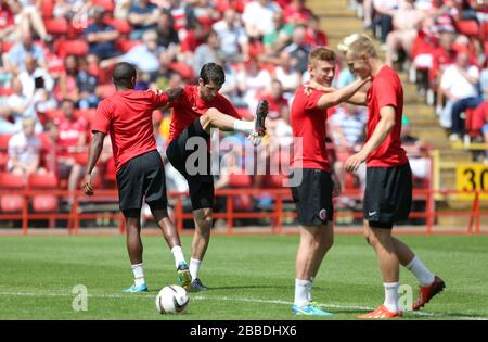 Pendant la séance d'entraînement ouverte, Charlton Athletic Bradley Pritchard (à gauche) et Danny Hollands (deuxième à gauche) s'étirent Banque D'Images