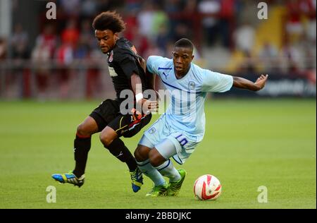 Frank Moussa de Coventry City lutte pour le ballon avec le Junior Brown de Fleetwood Town Banque D'Images