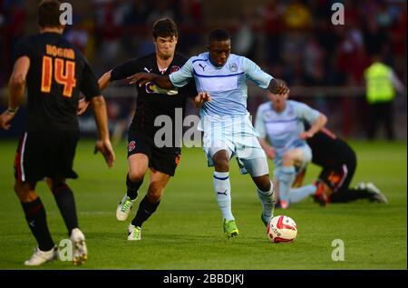 Frank Moussa de Coventry City lutte pour le ballon avec Stewart Murdoch de Fleetwood Town Banque D'Images