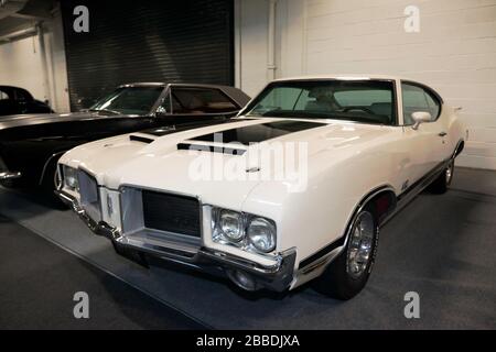 Vue avant de trois quarts d'une voiture musculaire blanche, 1971, Oldsmobile 442, exposée au salon de voiture classique de Londres 2020 Banque D'Images