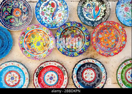 Vue rapprochée des assiettes turques colorées exposées sur un stand souvenir extérieur à Istanbul, en Turquie Banque D'Images