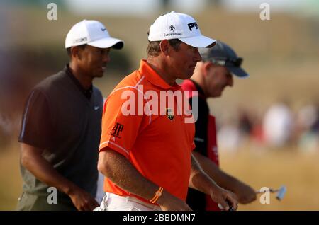 Lee Westwood (à droite) et Tiger Woods des États-Unis d'Angleterre après avoir terminé leurs tours au cours du troisième jour du championnat d'Open Championship 2013 au Muirfield Golf Club, East Lothian Banque D'Images