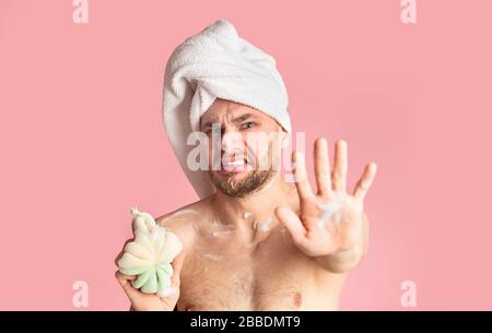 Concept de dégoût. Guy dans la douche est clôturé à la main Banque D'Images